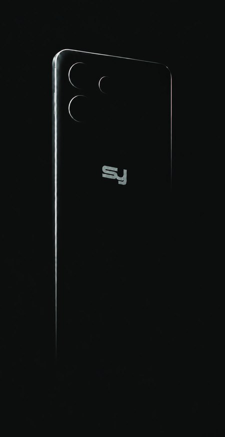 SCYLAR One von hinten im Halbdunkel: matt schwarze Rückseite mit dem Zeichen „sy“, eine helle Lichtkante am linken Rand.